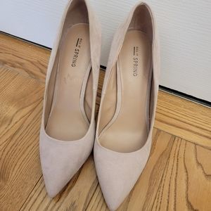 Nude pumps